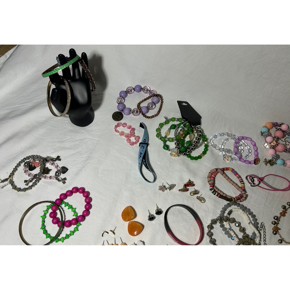 1-2lbs Assorted‎ Women's Jewelry Lot Bracelets Necklaces Earrings Charms Clips - Picture 4 of 9